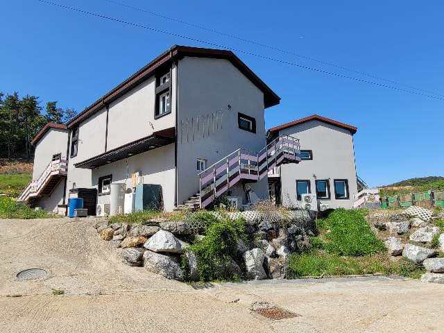 충청남도 태안군 안면읍 창기리 1356, 1357 토지 및 1356 외 1필지 1동, 2동, 3동 건물 다가구주택